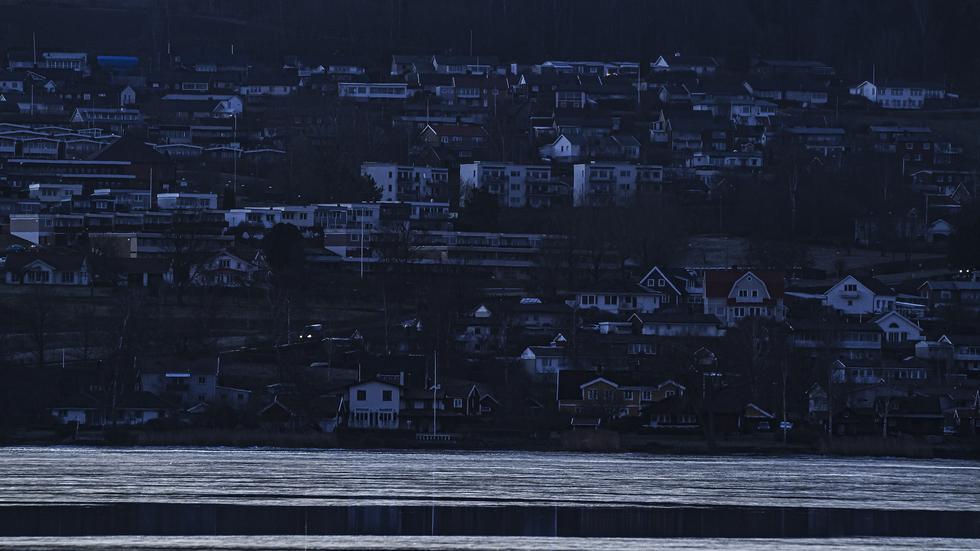 Becksvart utsikt över Landsjön i Kaxholmen. Så här såg det ut i tisdags morse. Nu är invånare i området återigen utan el.