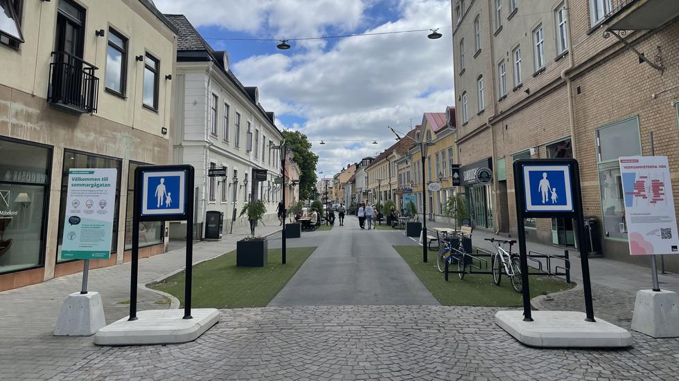 Sommargågatan på Öster sträcker sig längs Östra Storgatan från Hovrättstorget till Kristine kyrka.