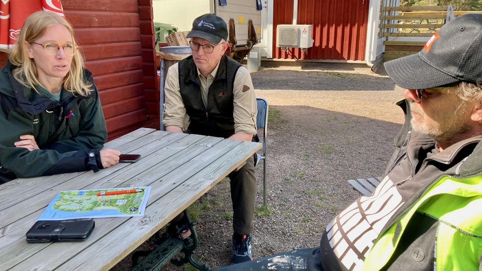 Linda Andersson, vilthandläggare på länsstyrelsen, är på plats på Mullsjö camping tillsammans med rovdjursspårare Sten Johansson.
Ägaren Anders Stein till höger. I lördags vandrade en varg rakt genom campingen.