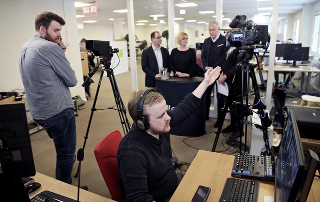 Hall Media satsar på en toppmodern tv-studio som styrs av en robot. Här sitter tv-redaktör Daniel Lindau och styr vid en debattsändning om fotbollsarenan. Vid kameran står Pontus Nilsson.