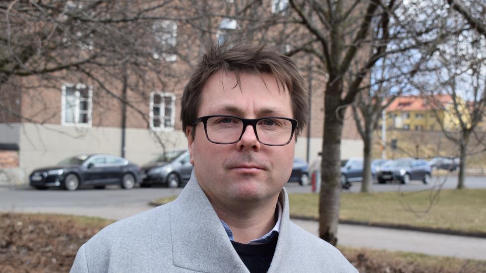Andreas Persson (S) tycker att staten lastar över kostnaderna på kommunerna om inte regeringen går in med mer finansiering. 