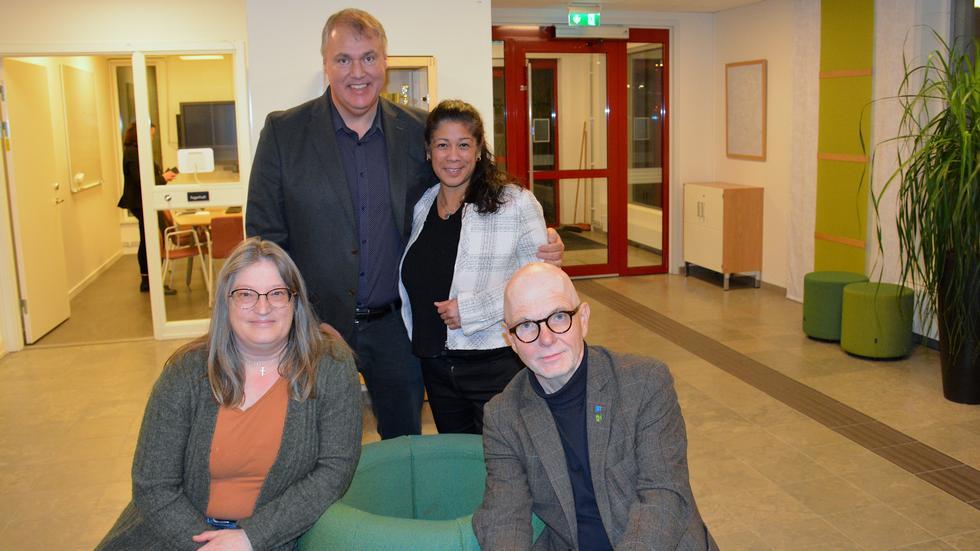 Alliansen behåller makten i Habo kommun. Här ses de fyra gruppledarna:  Längst upp från vänster Anders Rickman (L) och Susanne Wahlström (M) samt sittandes från vänster Helena Persson (C) och Hans Jarstig (KD). 