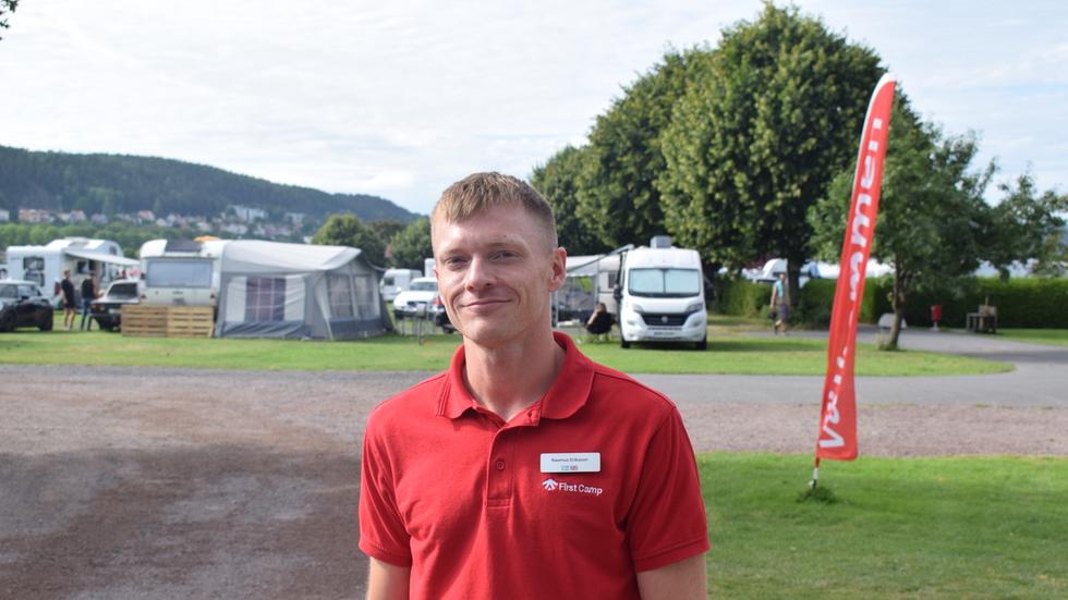 Rasmus Eriksson, receptionist på First Camp i Gränna, har under sommaren träffat campare från många länder i Europa. 