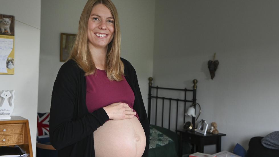 Stina Johannesson, som snart fyller 30 år, bestämde sig för att skaffa barn på egen hand. Nu har hon fem veckor kvar till beräknat förlossningsdatum.