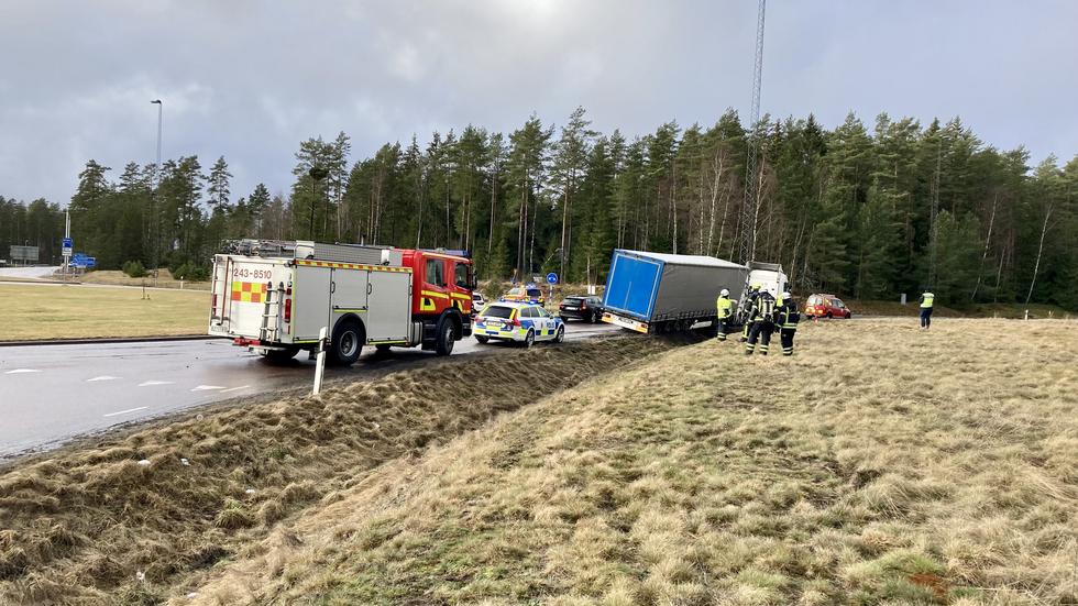 En lastbilsolycka inträffade under tisdagsförmiddagen i VIP-rondellen i Mullsjö. FOTO: Benjamin Möller.
