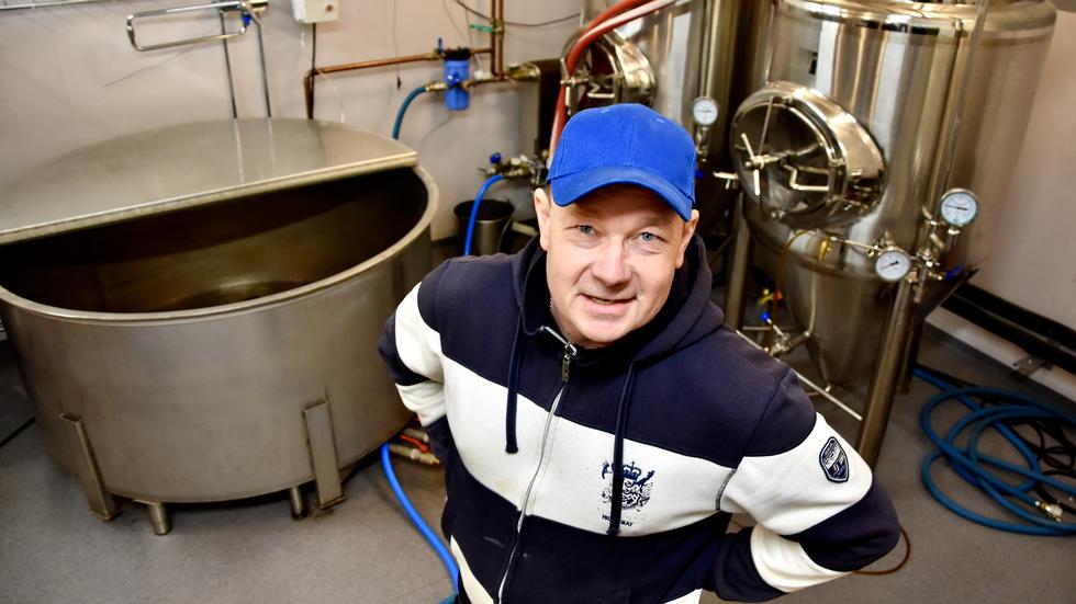 Per Gustavsson driver småskaliga Sandhems Bryggeri i Flugebacken 1 i skogen utanför Sandhem. 