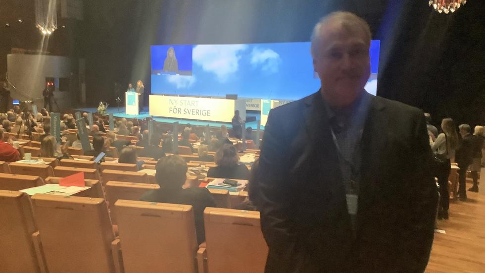 Anders Rickman på plats i plenisalen på Liberalernas landsmöte.