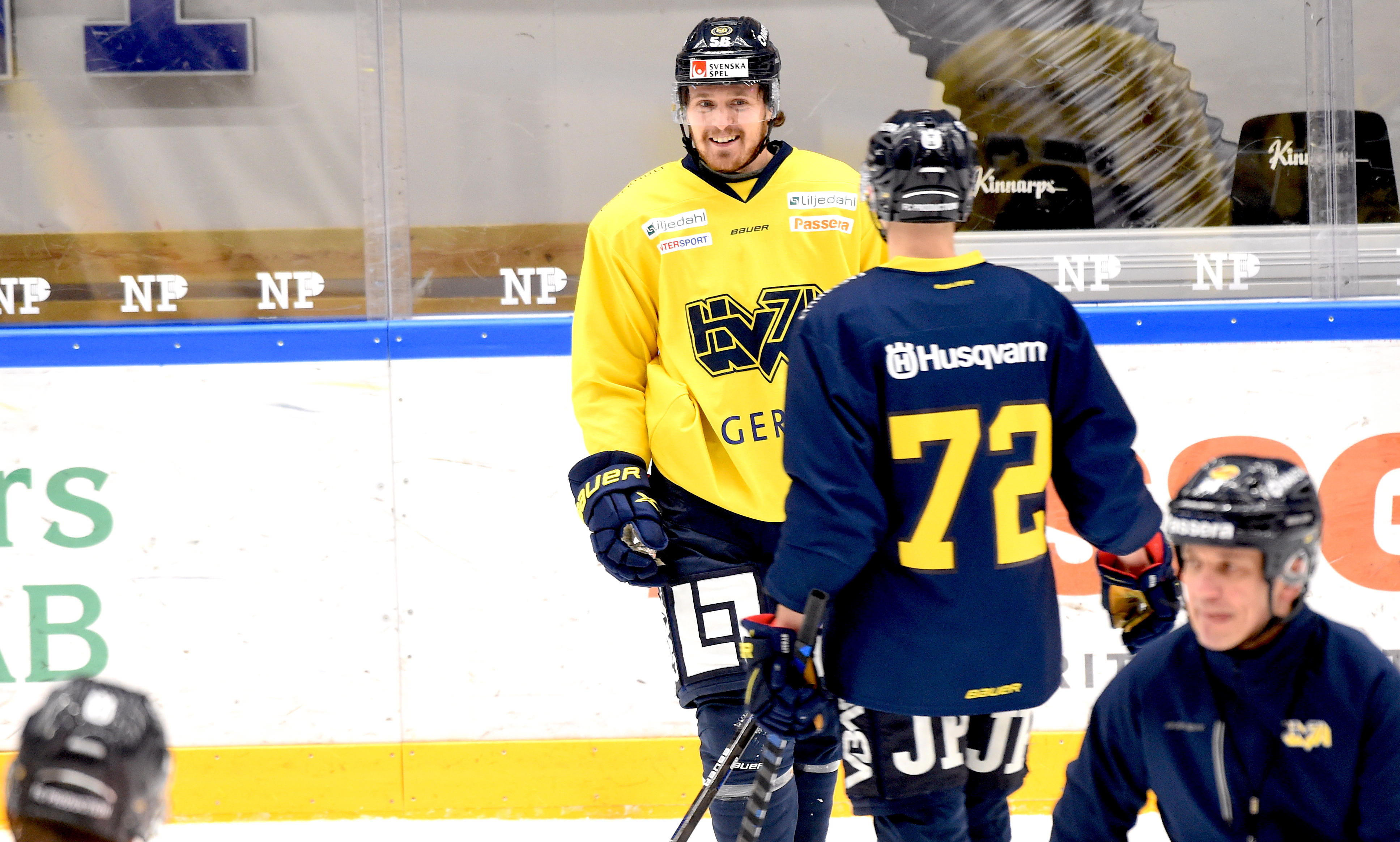 Fredrik Forsberg i diskussion med Jonathan Davidsson under HV71:s måndagsträning på isen i Husqvarna Garden.