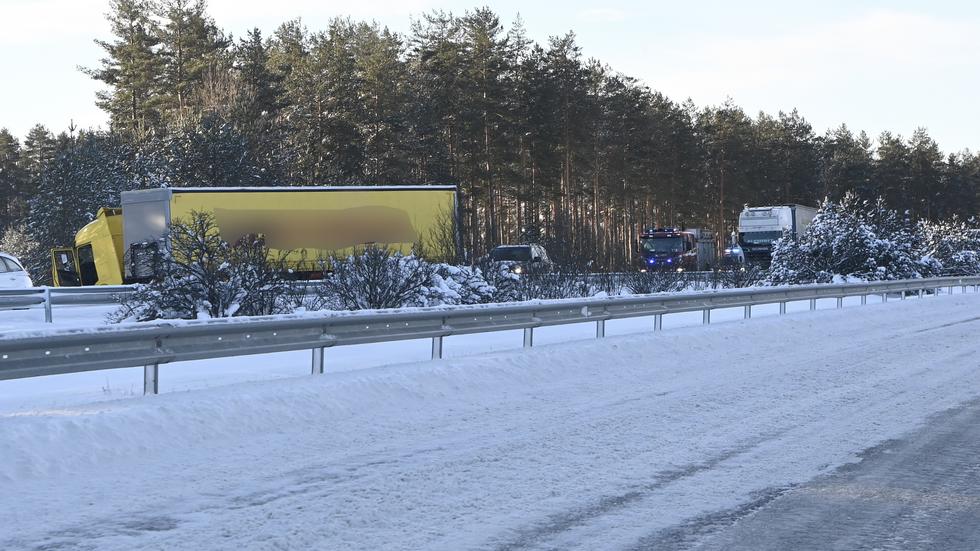 En lastbil hamnade i diket längs E4 mellan Vaggeryd och Jönköping. 