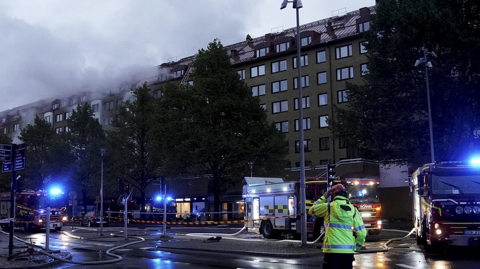 Rök bolmar ut ur bostadshuset på Övre Husargatan i Annedal i centrala Göteborg, efter explosionen som inträffade vid 05-tiden på tisdagsmorgonen.