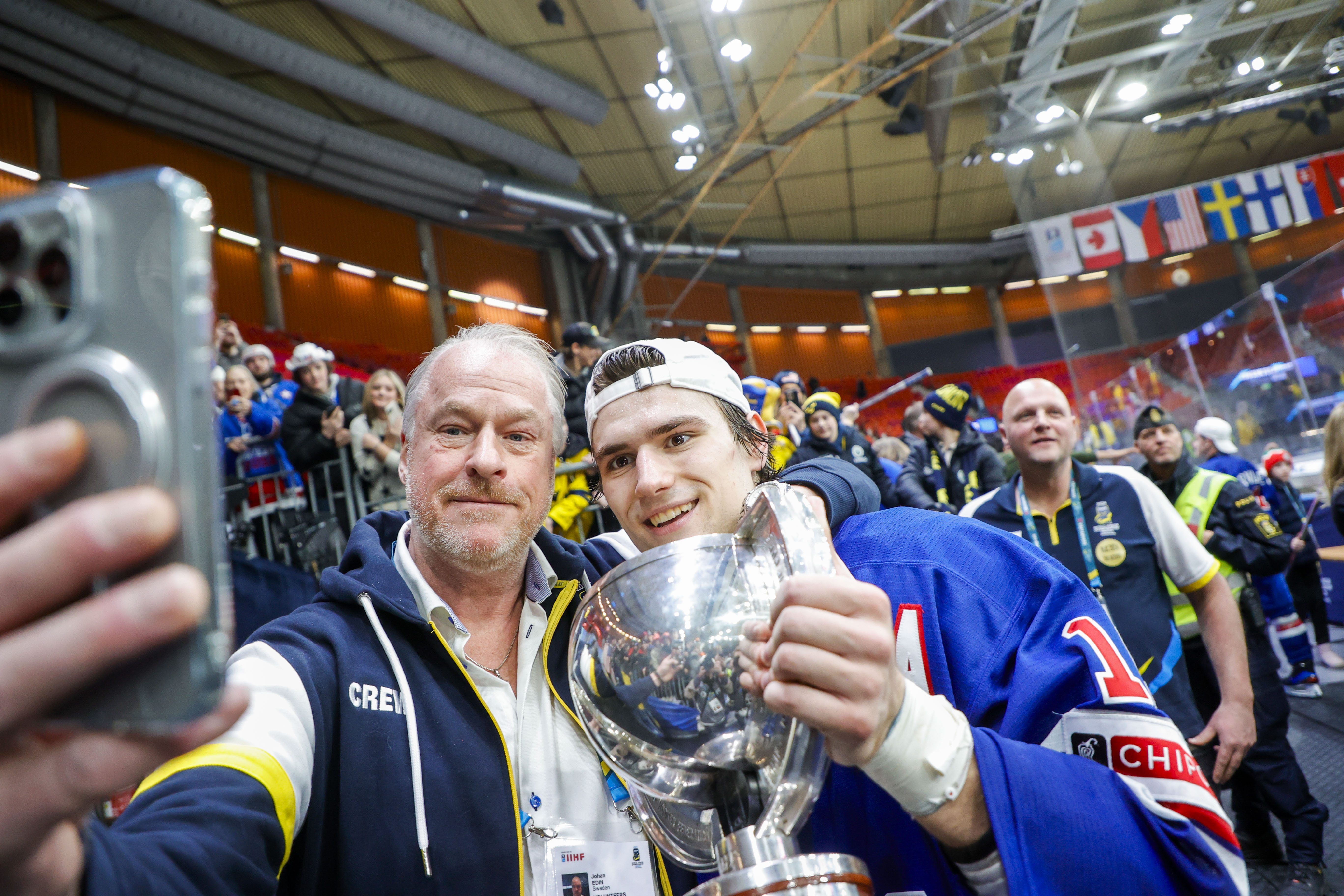 Cutter Gauthier ställer upp på en selfie med en av VM-volontärerna efter VM-guldet.