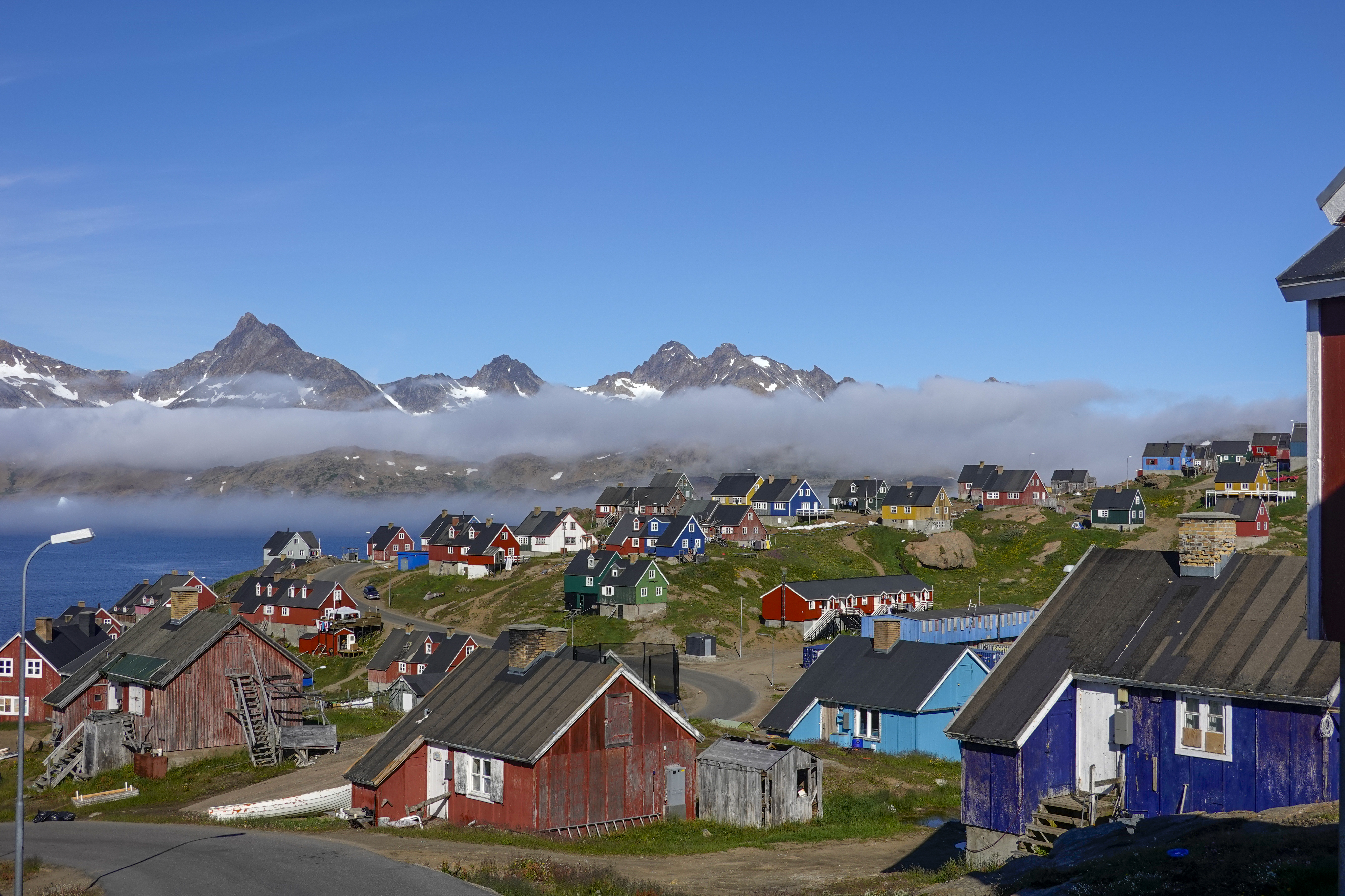 Hus i samhället Tasiilaq på östra Grönland. Arkivbild.