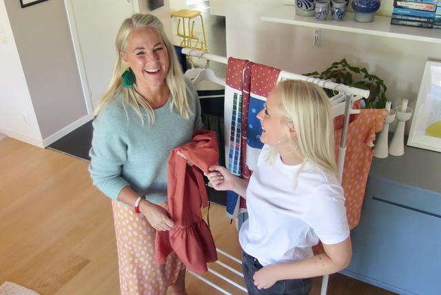 Åsa Juneström (till vänster) har tagit fram sin första klädkollektion under namnet Me in color. Till sin hjälp har hon designteknikern Jessica Kjellberg.
