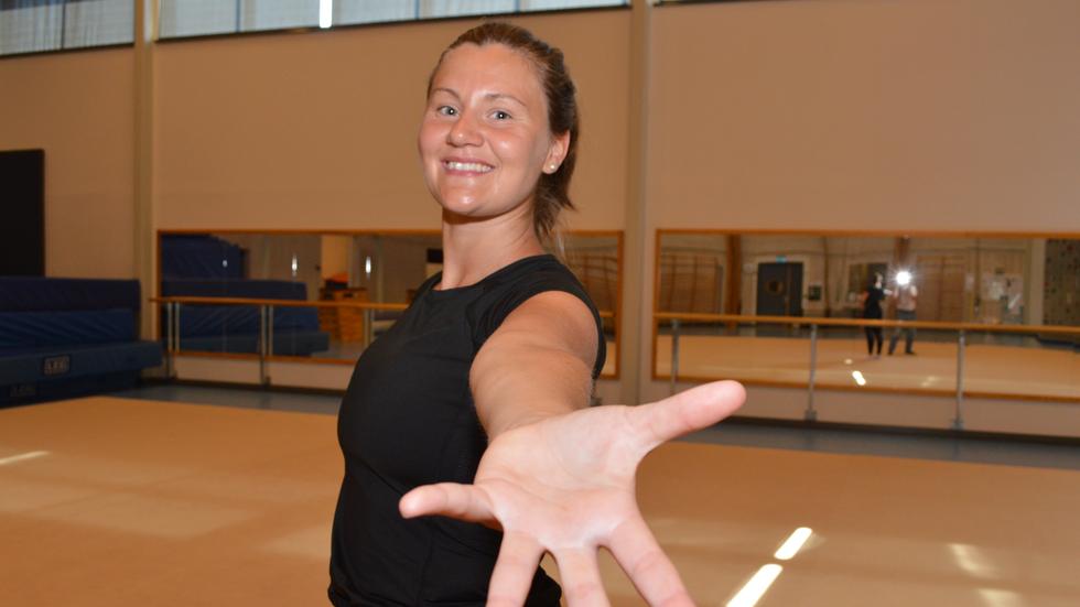 Sofia Birging från Stråssa GF bjuder in till dans under Linde Sportscamp.