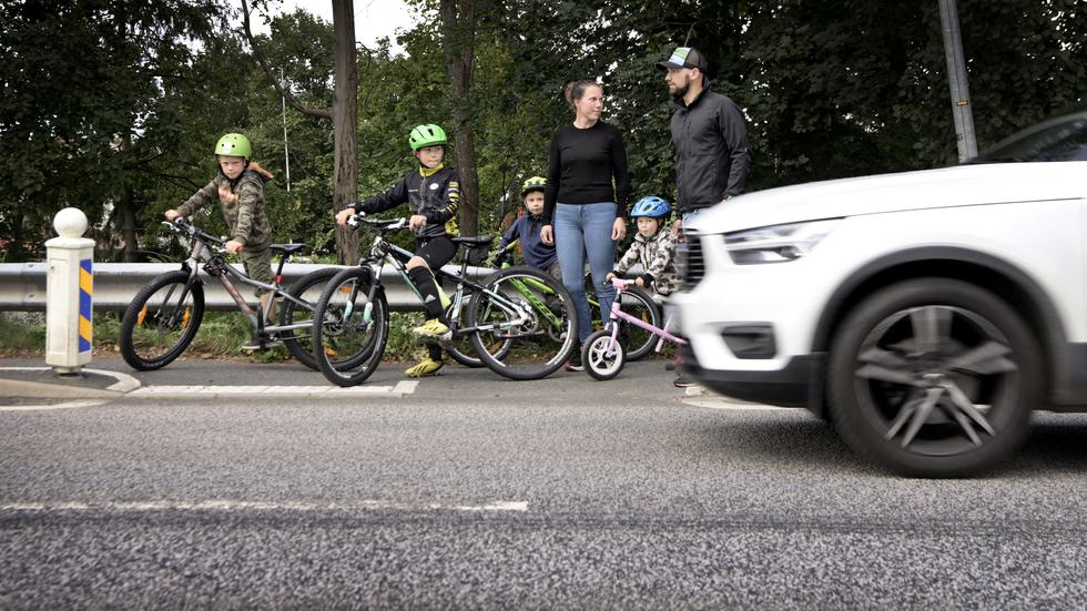 Familjen Fryklund ser en livsfara med att gå och cykla över passagen vid Jönköpingsvägen i Tenhult.