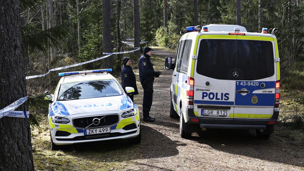 Polisen på plats efter fyndet i skogsområdet i Taberg. 