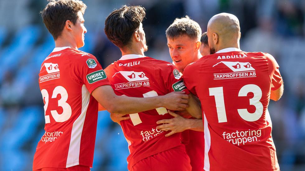 Målskytten Daniel Strandsäter firar efter 1–0-målet mot Gais och kramas om av Filip Møller Delaveris, Flamur Dzelili och Pashang Abdulla. 