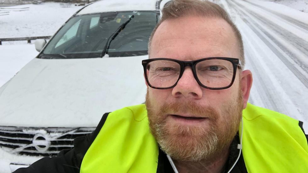 Vår reporter Pär Grännö är ute på vägarna för att rapportera live från snösmockan över Jönköping