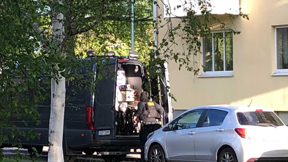 Pågående polisinsats på Söder på lördagen. På bild syns en polisbuss som tillhör Nationella operativa avdelningen (NOA) i Stockholm. Foto: Martin Andersson