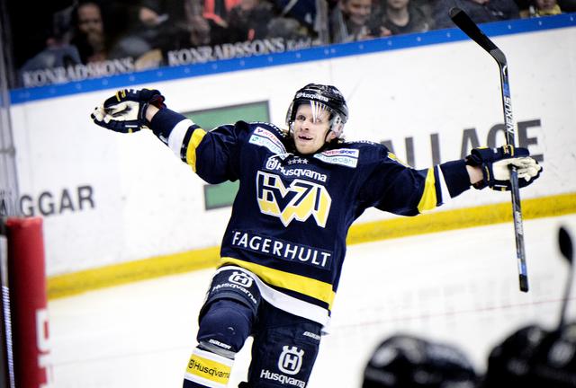 Mattias Tedenby leder HV71:s interna poängliga med sina 16 poäng på 21 matcher. Nu förlänger han med klubben.