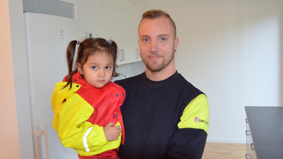 Alicia, 3, och pappa Simon Gustafsson får tillgång till sin nya bostadsrätt i Lybäcksdalen i slutet av december. 