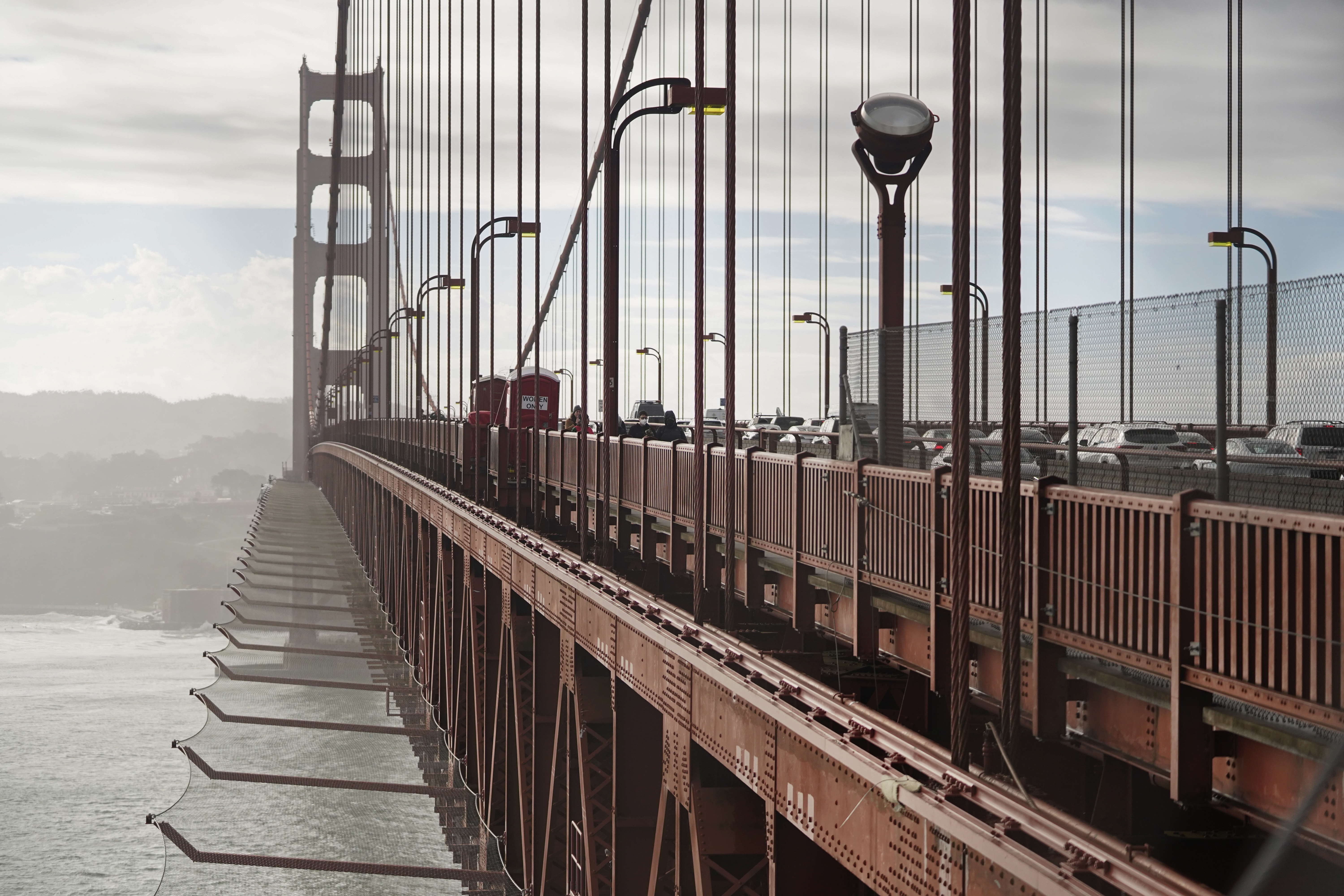 Ett nät ska hindra personer från att hoppa från den världsberömda Golden Gate-bron i San Francisco i USA. Bild från i december 2023, när nätet nästan var färdigmonterat.