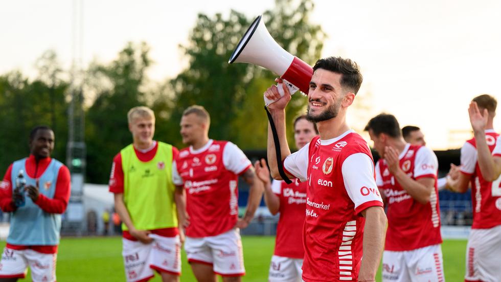 Noah Shamoun och hans lagkamrater i Kalmar FF firar efter tre poäng borta mot IFK Värnamo. 