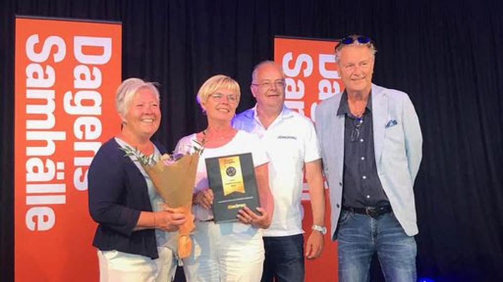 Mona Forsberg (S), kommunalråd, Ann-Marie Nilsson (C), kommunstyrelsens ordförande, Johan Fritz, stadsdirektör i Jönköpings kommun, och Peter Jutterström (M), kommunalråd, tog emot priset för Årets Superkommun 2022.