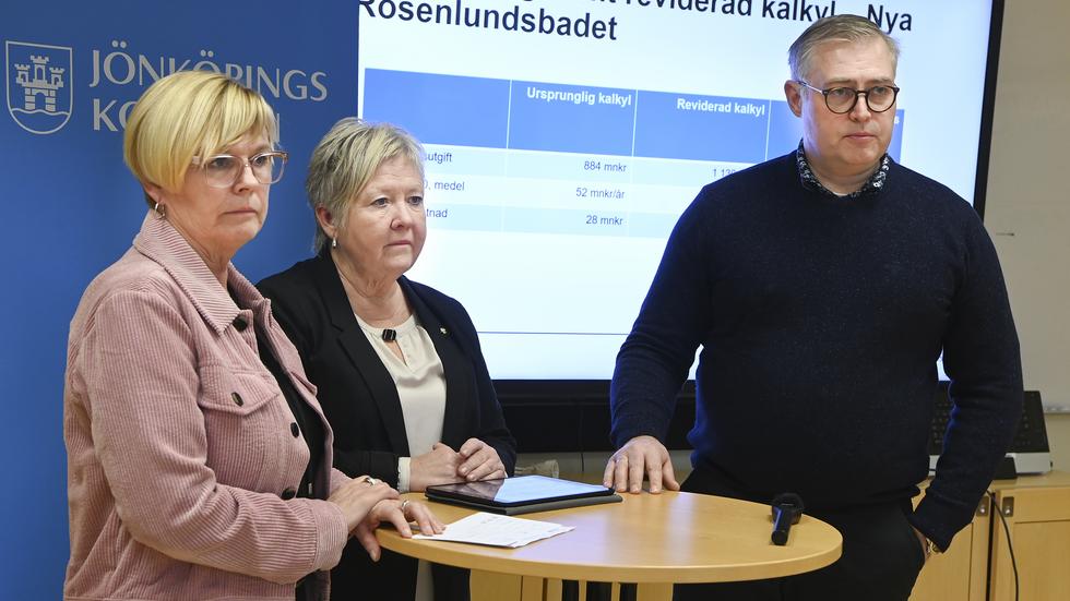 Ann-Marie Nilsson (C), kommunstyrelsens ordförande, kommunalråd Mona Forsberg (S) och Daniel Håkansson, fastighetschef. 