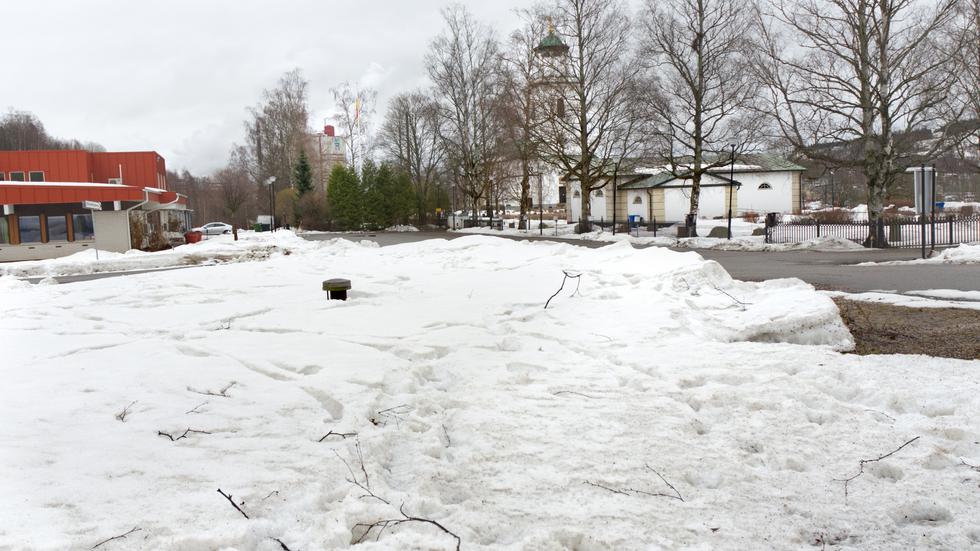 Under söndagskvällen sökte polishundar av området runt kyrkan i Timrå. På måndagsmorgonen fanns bara spår i snön efter hundar och poliser.