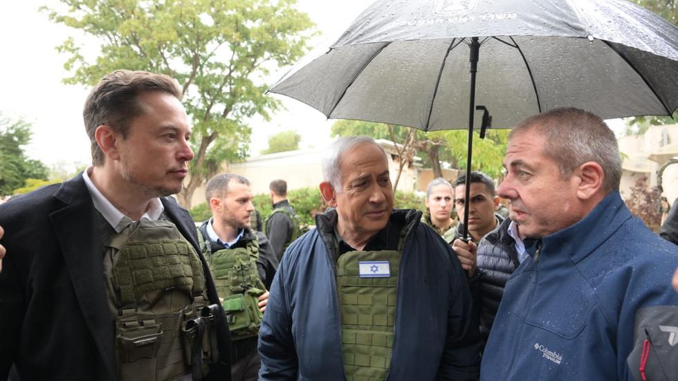 Elon Musk (till vänster) och premiärminister Benjamin Netanyahu (i mitten) visades runt i Kfar Aza.