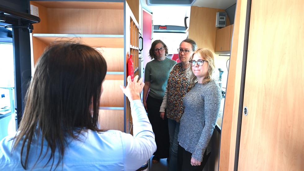 Lina Hyltén Clarin, Lena Toftgård, Emelie Tennethe får en visning av den mobila förskolan.