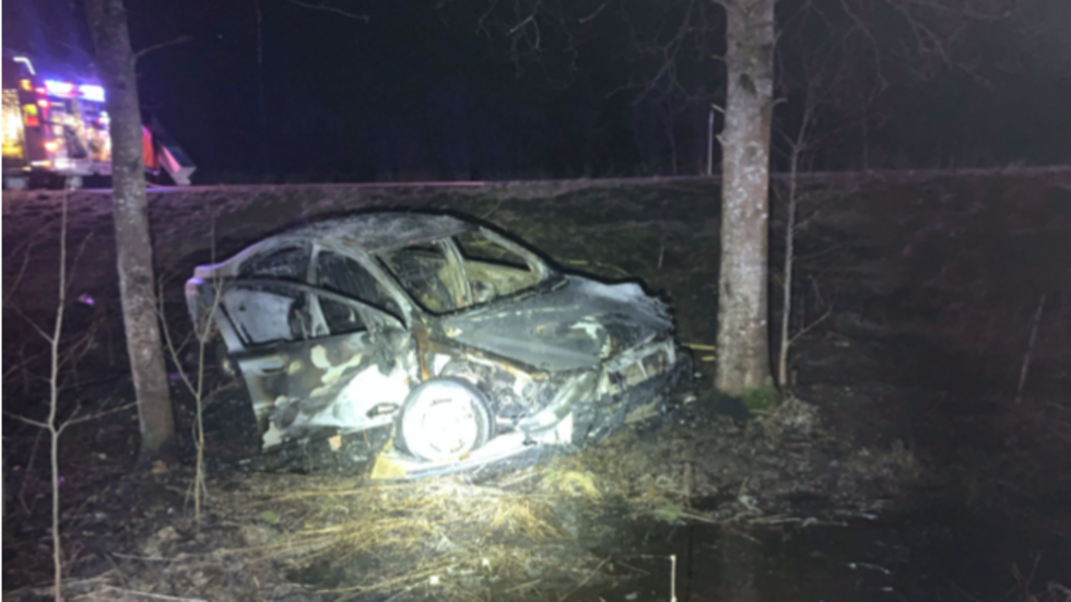 Tranåsbon bil körde av vägen och in i skogen och började brinna efter olyckan där en Anebyman fick sätta livet till. Foto: Polisens förundersökning. 
