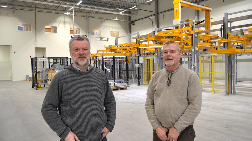 Petter Isaksson och Rikard Ottosson, vd respektive marknadsansvarig på Ahlins i Habo AB, är redo att sätta igång verksamheten i den nya fabriken. 