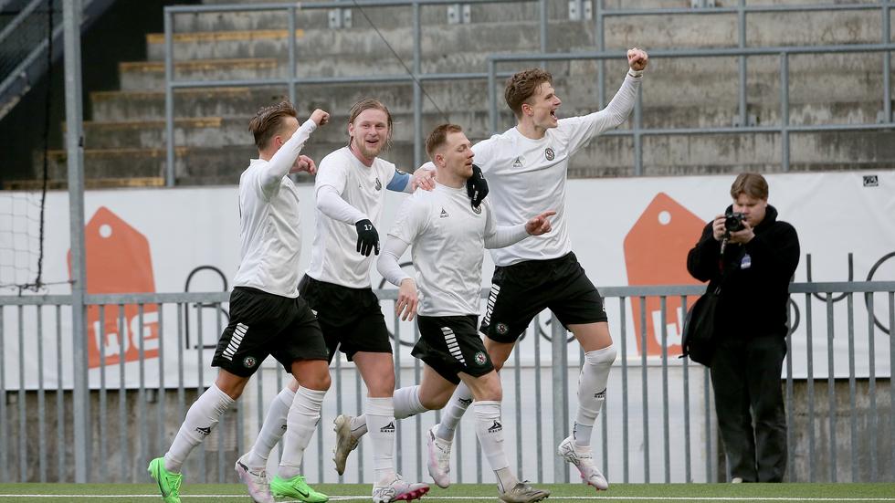 Jesper Modig (tvåa från höger) firar 1–0-målet tillsammans med Tobias Björnstad, Kalle Holmberg och Erik McCue.