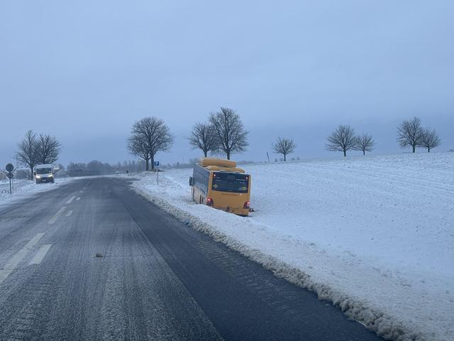 Buss körde i diket vid Anderslöv under torsdagsförmiddagen. 
