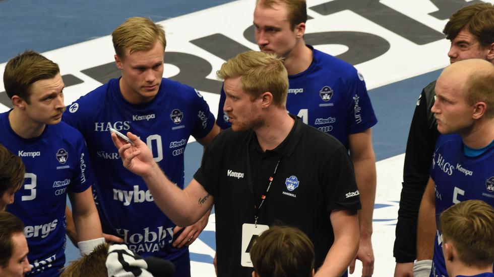 Hallbys tränare Jesper Östlund coachade friskt under matchen mot Lugi. Till slut vann dock skåningarna sin andra raka match mot Hallby.