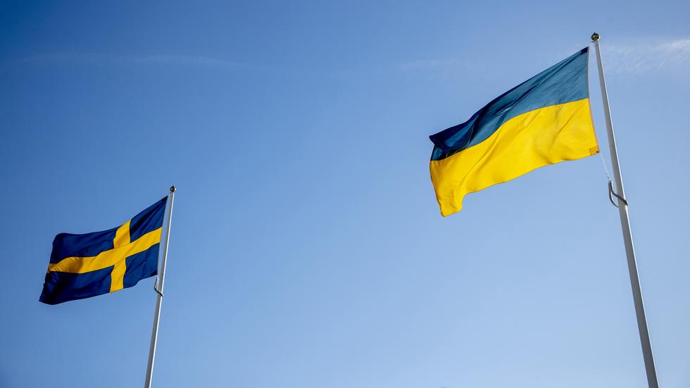 Den ukrainska flaggan kommer att hissas tillsammans med den svenska. 