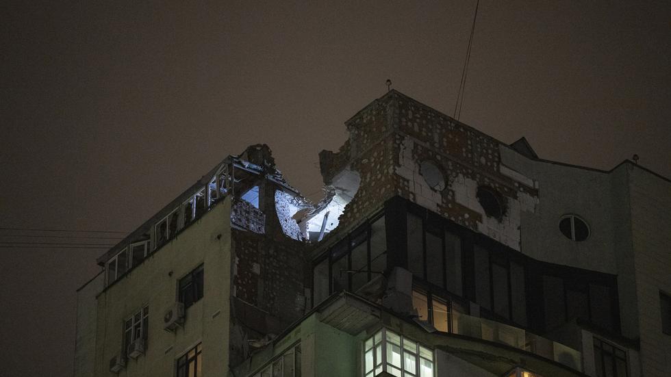 Skador på taket i ett flerbostadshus som skadades i en rysk attack i Kiev på torsdagen.