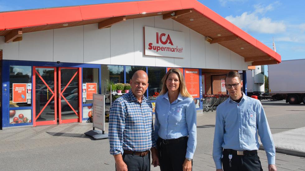 Claes och Patricia Linnér äger Ica Supermarket i Habo. Johan Risberg till höger är butikschef. Butiken har 45 personer anställda, varav drygt 30 har heltidsanställning. 