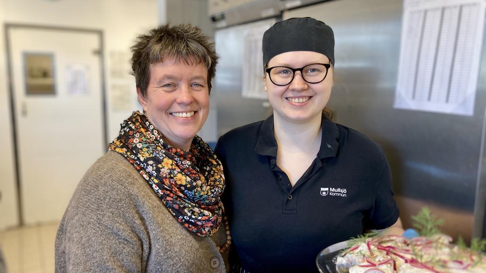 Kostchef Annika Carp håller i ett fat med fyllda ägghalvor och Sofia Carlén, som arbetar i restaurangen, håller i ett fat med laxbakelser.