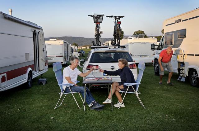 Peter Broman och Nina Persson från Karlstad skålar med bubbel för att de äntligen är på plats vid husvagnsmässan. ”Campinglivet är nytt för mig, men jag fastnade direkt”, säger Nina.