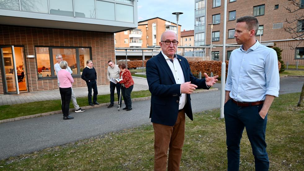Sotiris Delis och Henrik Hammarnäs är två av grannarna på området som vänder sig emot de nya byggplanerna.