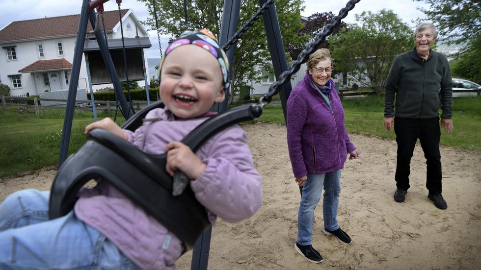 Kristina Strandsäter och Bertil Gustavsson är med barnbarnet  Iris i lekparken. De menar att det är livssituationen som avgör hur de röstar. ”Nu tänker jag mest på äldrevården och barnfrågor. Man tänker på hur barnbarnen ska få det i framtiden”, säger Kristina