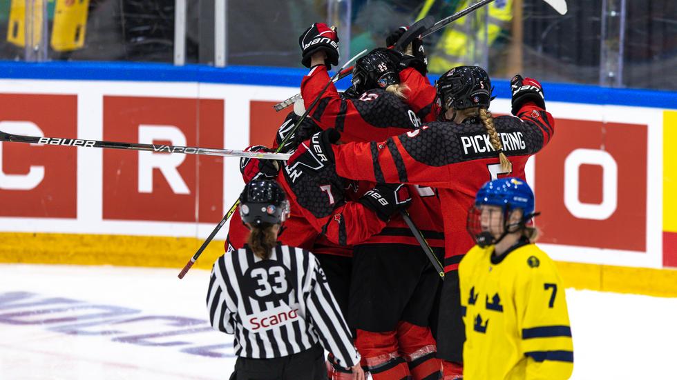 Jubel i Kanada efter 7-0 under finalen i damernas junior-VM i ishockey mellan Kanada och Sverige i Östersund Arena.