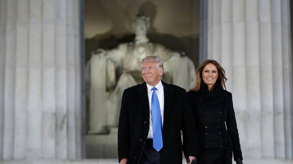 Donald Trump med hustrun Melania vid Lincoln Memorial i Washington.