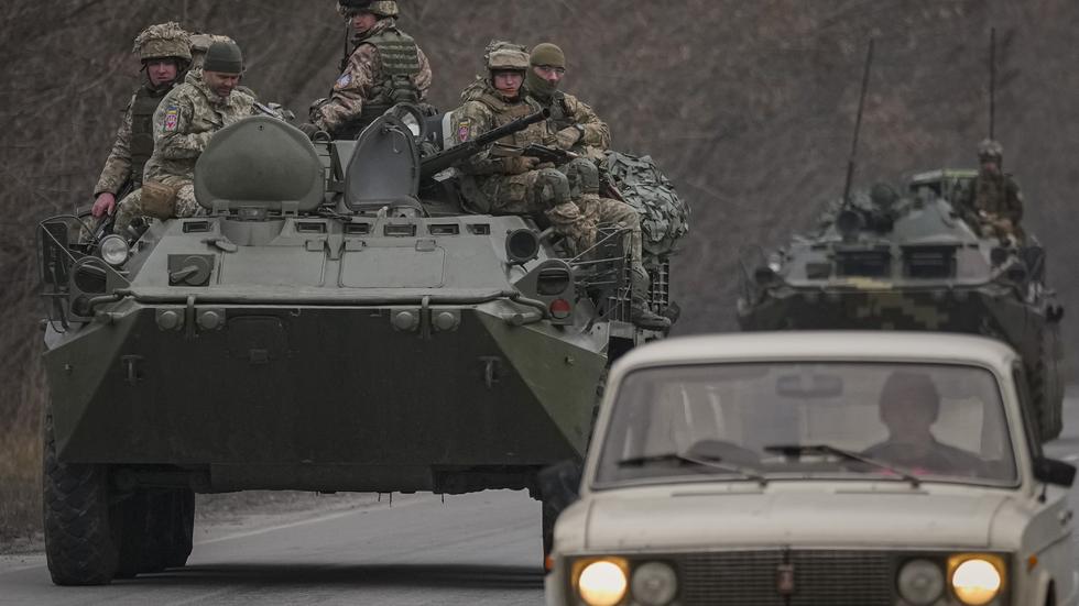 Personbilar och stridsvagnar färdas på samma väg vid Donetsk i östra Ukraina.
Foto: Vadim Ghirda/AP/TT
