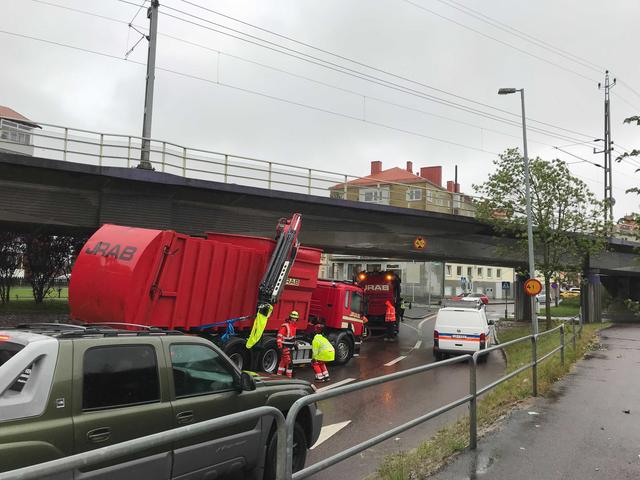 En lastbil körde fast vid undergången på Liljeholmen i Jönköping på torsdagen. När lastbilens kran gick emot bron läckte hydraulolja ut.