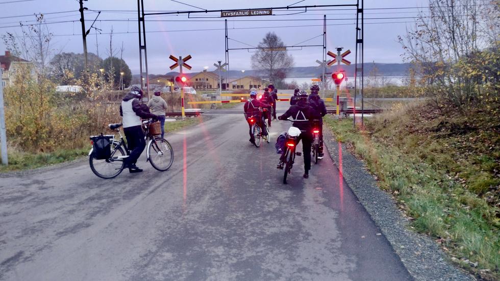 Cykelpendlare från Bankeryd  väntar vid järnvägsövergången vid Strandskolan några kilometer nordväst om Jönköping.