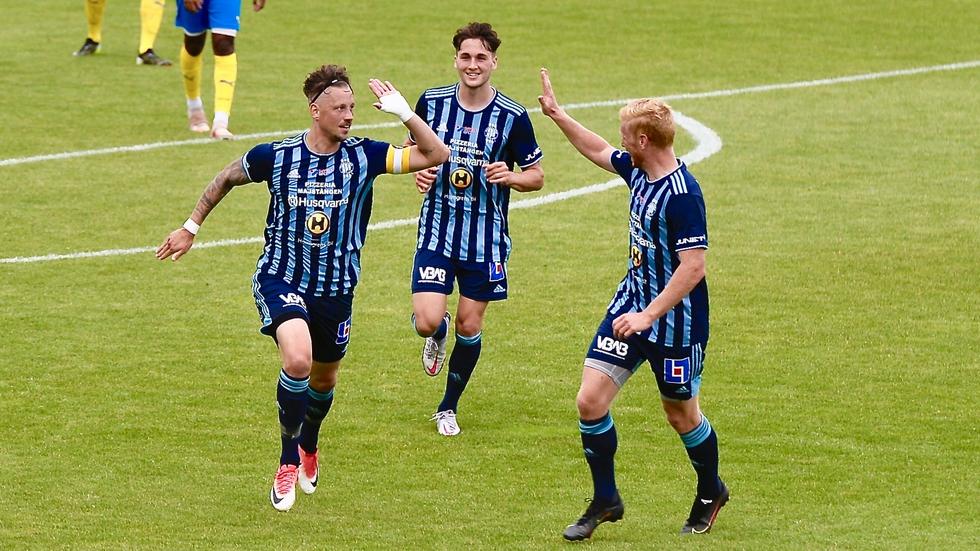 HFF-kaptenen Sonny Karlsson, till vänster, firar sitt 2–0-mål. HFF besegrade Eskilsminne med 3–2.